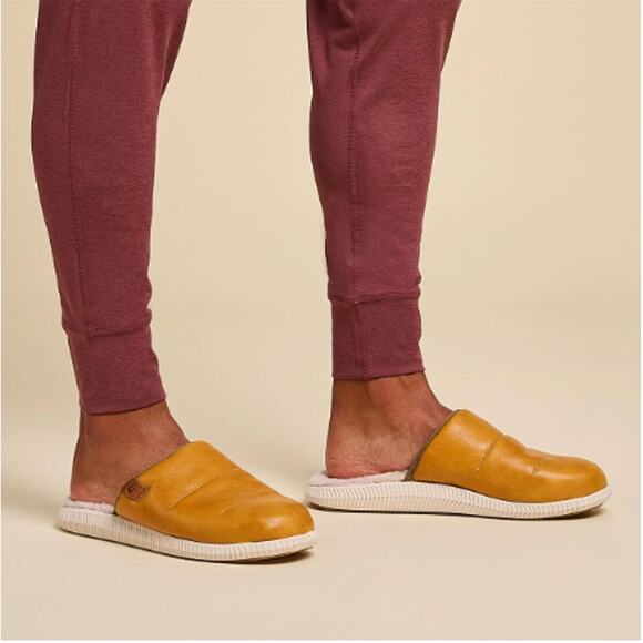 Olukai Mua 'Ili Mule Slippers Men's 12 in Golden Sand/Bone Leather Sherling NEW - Picture 2 of 16